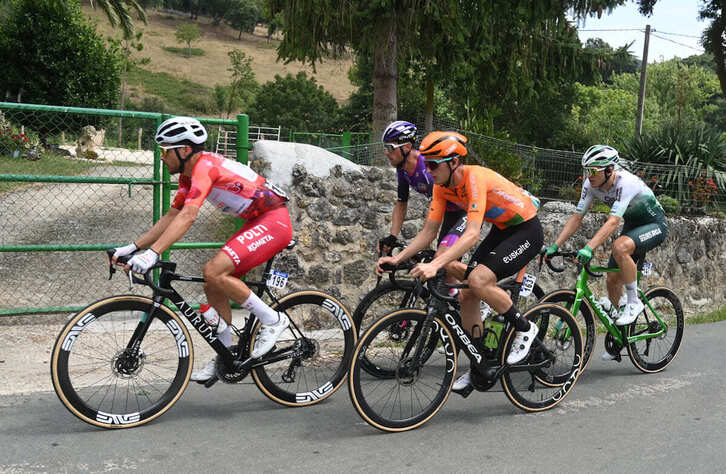 Gorka Sorarrain (Caja Rural) y Xabier Isasa (Euskaltel), entre los escapados.