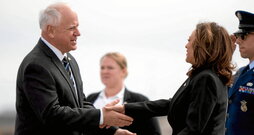 Tim Walz recibe a Kamala Harris a su llegada al aeropuerto de Minneapolis-Saint Paul, el pasado 14 de marzo.