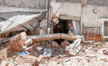 Palestinos, en una de las casas destruidas por el Ejército israelí en Jenin.