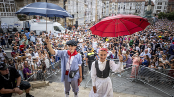 Celedón Txiki y Edurne, Joritz Esperanza y Alazne Rubio, tras cruzar la Plaza de la Virgen Blanca.