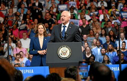 Kamala Harris y Tim Walz, en su primer acto electoral conjuta el martes en Filadelfia.