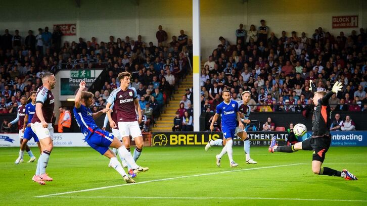 Momento en el que Yeray ha anotado el empate a uno ante el Aston Villa.