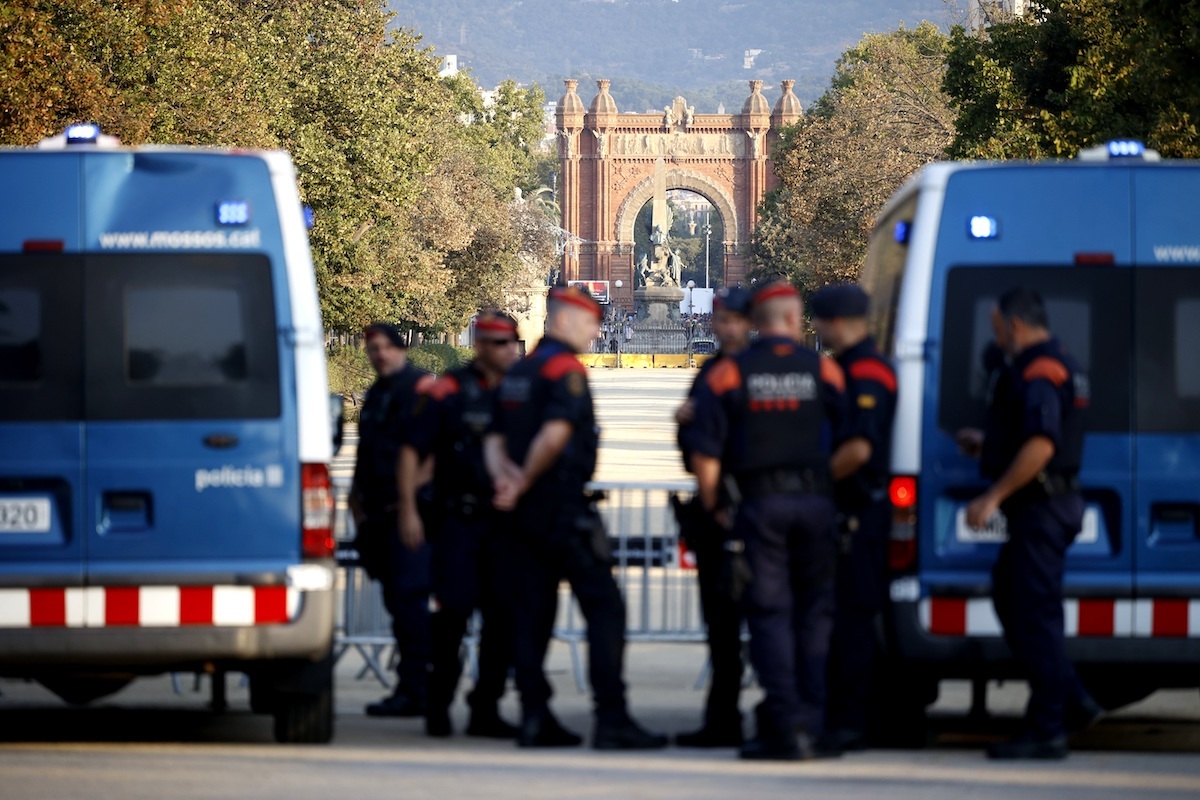 Mossos d'Esquadra, con el Arco del Triunfo al fondo.