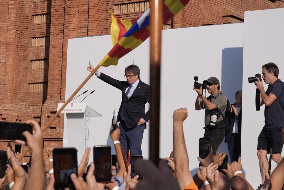 Carles Puigdemont saluda a las personas concentradas en el paseo Lluís Companys de Barcelona.