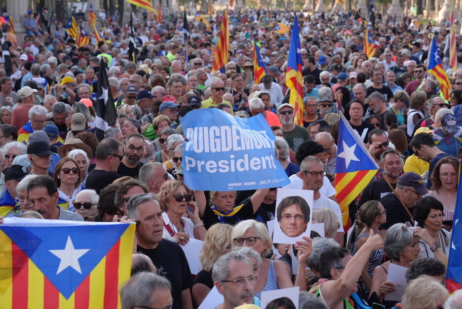 Carteles de ‘Puigdemont president’ y banderas independentistas.