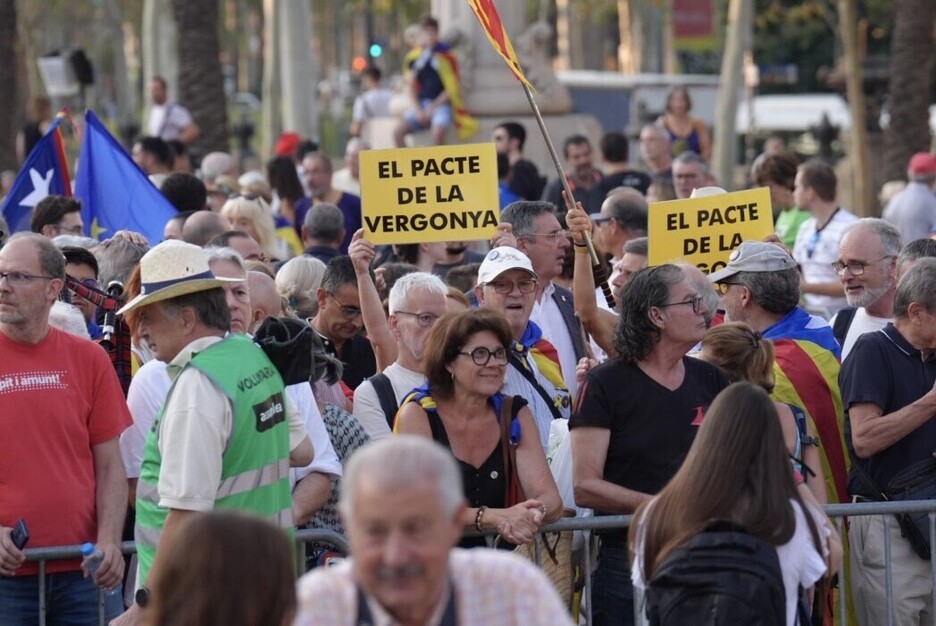 Carteles contra el pacto entre el PSC y ERC.