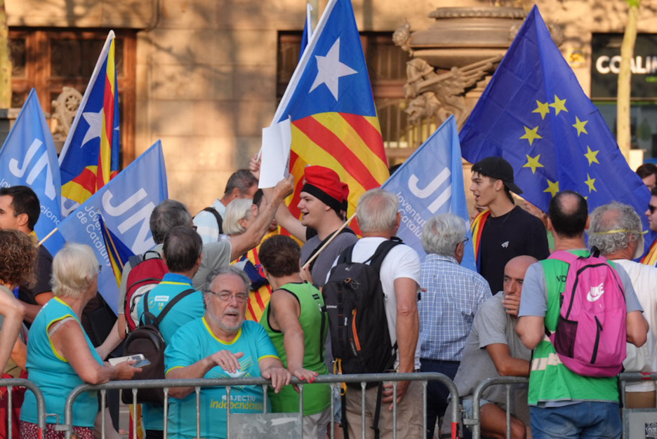 Ambiente entre los asistentes al recibimiento a Puigdemont.