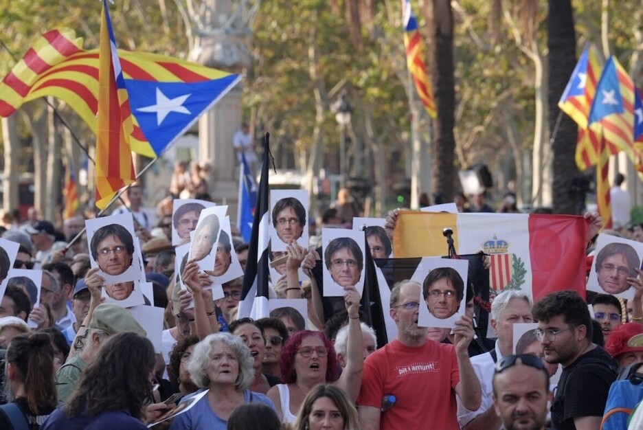 Carteles con caretas del expresident Puigdemont.