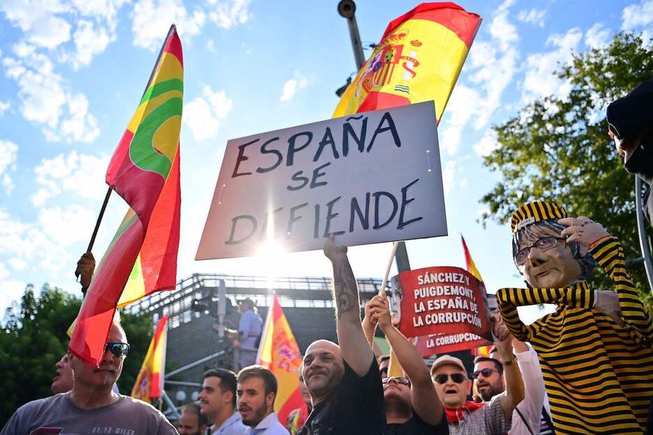 Concentración convocada por Vox en Barcelona, con carteles contra Sánchez y Puigdemont.