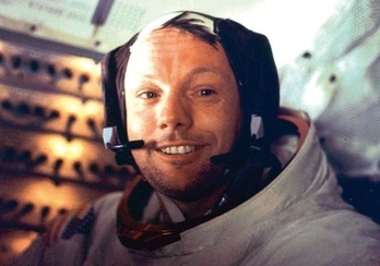 Neil Armstrong, Eagle ontzian, Ilargirakoko lehen bidaia bukatu ondoren.