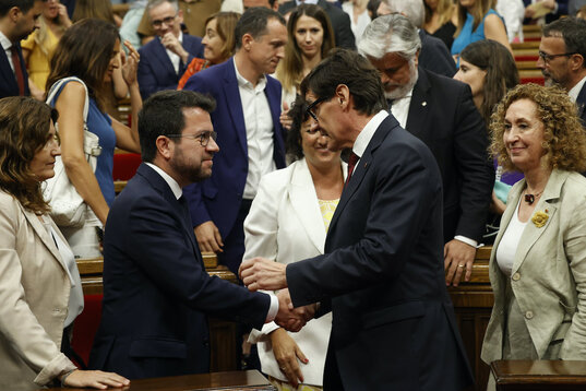 Illa (PSC) y su predecesor, Aragonès (ERC), se saludan al concluir el pleno.