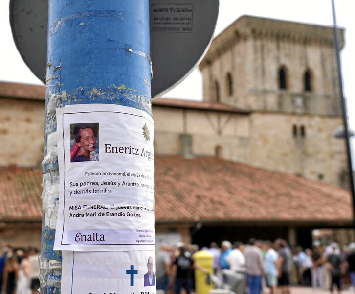 La iglesia de Andra Mari, en Erandio Goikoa, acogió el funeral por Eneritz Argintxona.