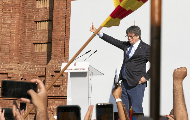 Carles Puigdemont llega al Paseig Lluís Companys para intervenir en su acto de bienvenida.