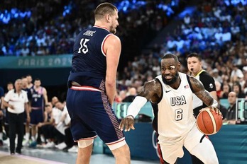 Un LeBron James extramotivado acomete a Nikola Jokic.