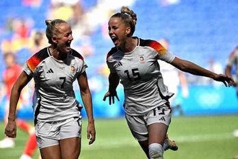 Schuller y Gwinn celebran el gol que ha acabado dando la victoria a Alemania.