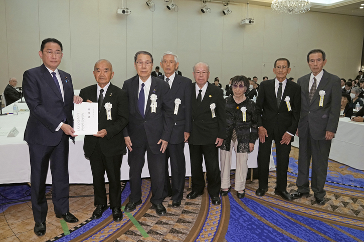 Representantes de los supervivientes del bombardeo nuclear, junto al primer ministro de Japón.