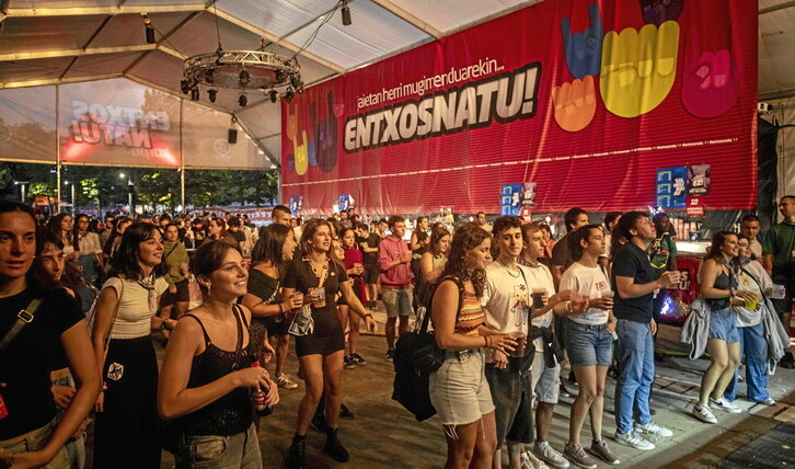 Ambiente en una de las carpas de las txosnas de Gasteiz durante las fiestas de La Blanca.