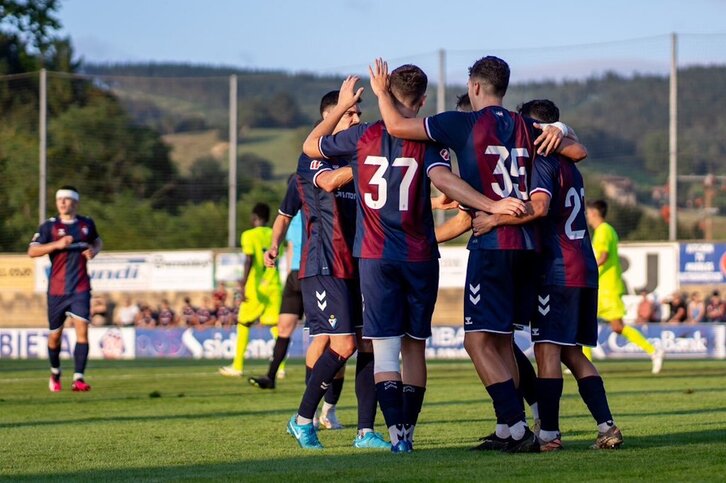 Los jugadores del Eibar celebran un gol ante el Amorebieta.