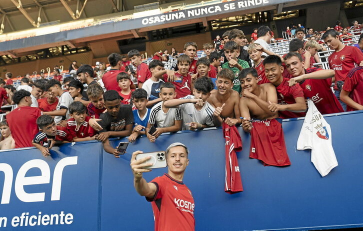 Bryan Zaragoza se hace un «selfie», ayer en El Sadar, con los aficionados rojillos.