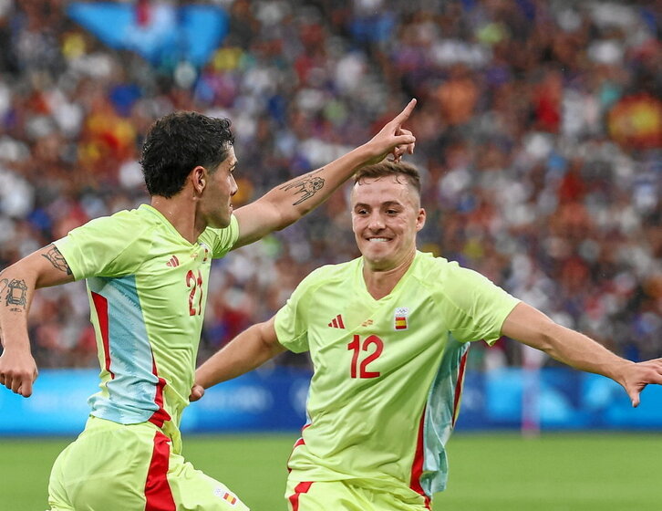 Pacheco corre a felicitar a Camello, autor de dos goles en la prórroga.