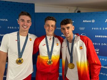 Jon Pacheco, Beñat Turrientes y Aimar Oroz posan juntos con sus medallas.