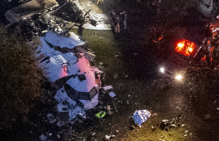 Así quedó el avión tras precipitarse al suelo.