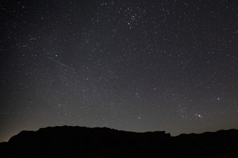 Imagen de archivo de una estrella fugaz sobre el cielo nocturno.