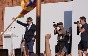 Puigdemont, antes de escabullirse desde el Arc de Triomf.