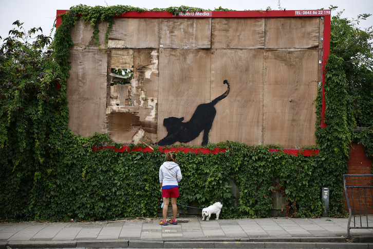 Un gato negro, nuevo miembro del ‘zoo de Londres’ creado por Banksy.