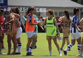 Mirari y Altonaga se saludan a la conclusión del choque que ha enfrentado a Real y Eibar en Asti.