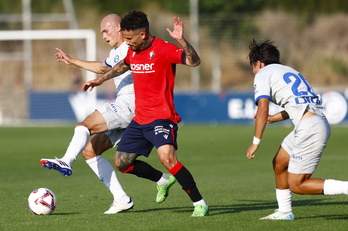 Rubén García y Guridi pugnan por el balón.