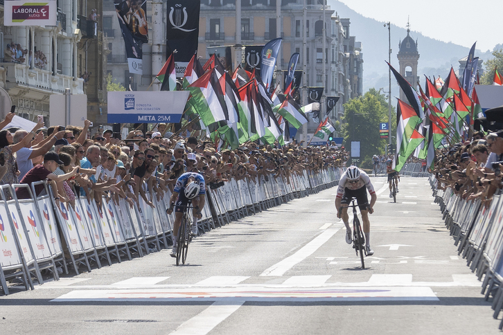 Hirschi y Alaphilippe, esprintando.