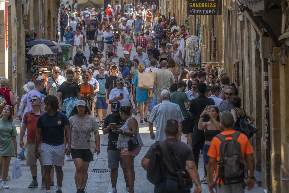 Alde Zaharra jendez lepo zegoen eguerdian, baina 39ºC markatzen zuen termometroak 14.30ean.