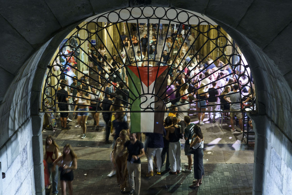 Palestinako bandera zintzilik Donostiako jai giro betean.