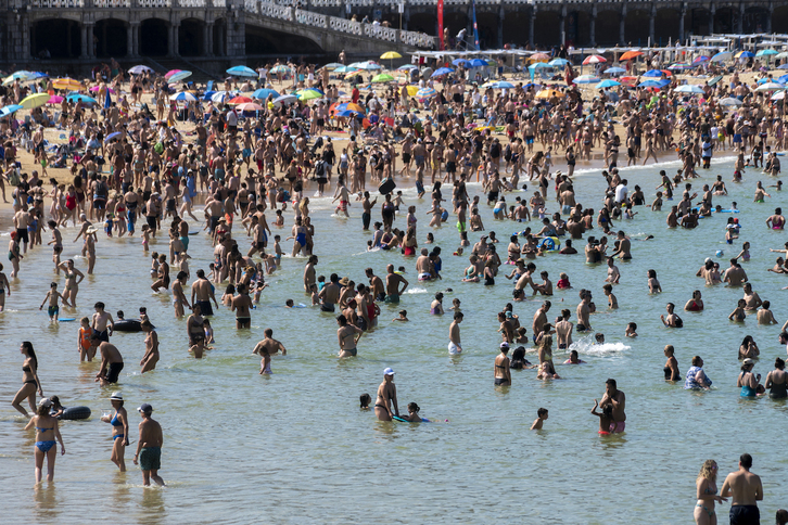 Los donostiarras han cambiado la fiesta por la playa dadas las circunstancias. Así estaba La Concha a primera hora de la tarde.