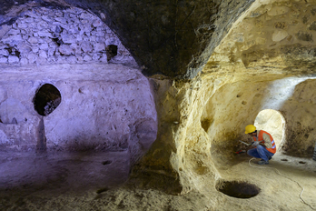 Un operario trabajando en la excavación.