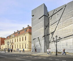 Berlingo Juduen Museoaren metalezko fatxada. Eraikinaren formak arrazoi historiko eta poetikoak ditu.