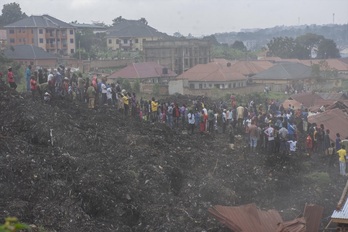 Ascienden a 23 los fallecidos por una avalancha de basura en la capital de Uganda