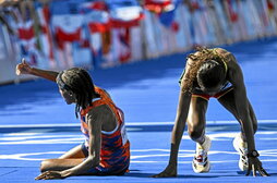 Sifan Hassan -izquierda-, recién coronada campeona olímpica de maratón ante Assefa.