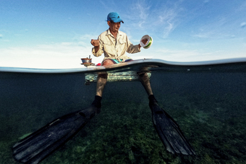 Un pescador cubano se prepara para pescar en una balsa improvisada en la Bahía de La Habana.