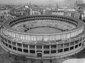 Tras albergar a unos 3.000 prisioneros en 1939, la plaza de toros volvió a ser espacio de encierro de detenidos durante la huelga general de 1951.