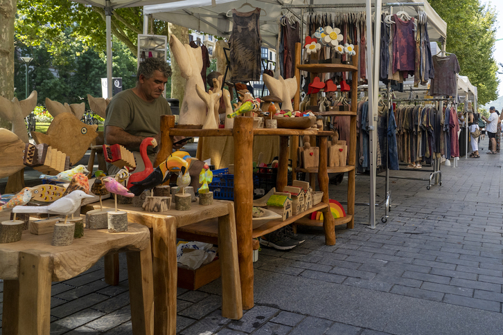 Uno de los puestos de artesanía instalados en el Boulevard donostiarra.