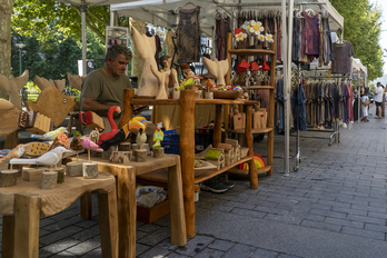 Uno de los puestos de artesanía instalados en el Boulevard donostiarra.