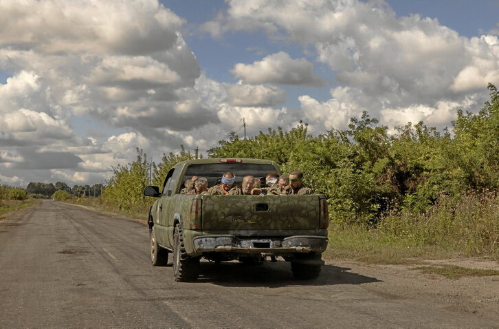 Un vehículo militar ucraniano avanza en Sumy transportando a hombres con los ojos vendados y uniformes militares rusos.