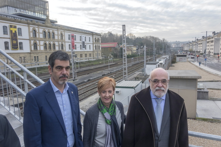 Eneko Goia, con la entonces consejera de Lakua Arantxa Tapia y el que era delegado español en la CAV, Jesús Loza, en una comparecencia sobre el TAV en Donostia en 2019.