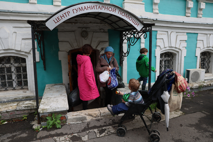 Refugiados de la zona de Kursk reciben ayuda humanitaria en un punto de recogida en Moscú.