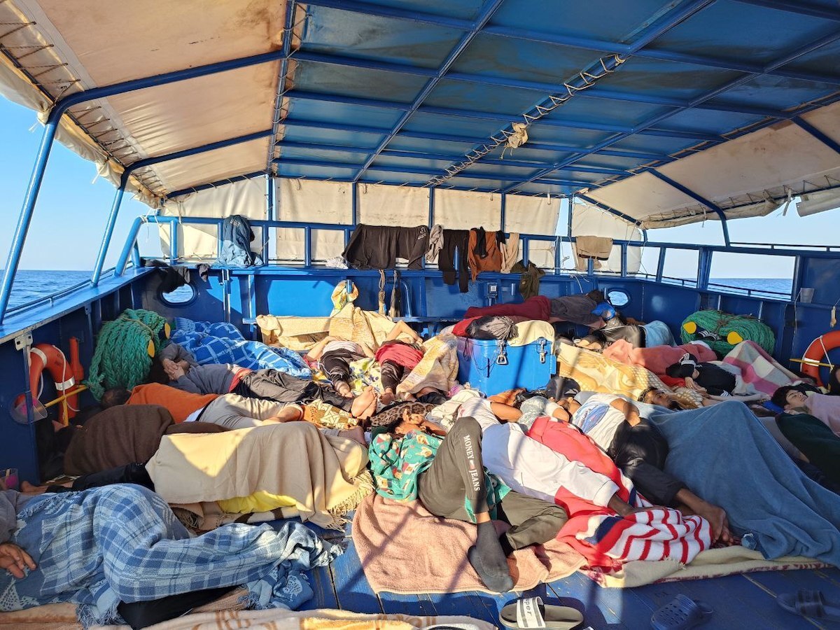 Supervivientes descansando a bordo del Aita Mari. (Isa EGUIGUREN)