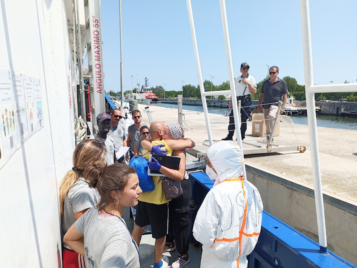 Despedida en Ravenna, el lejano puerto asignado por las autoridades italianas. (Isa EGUIGUREN)