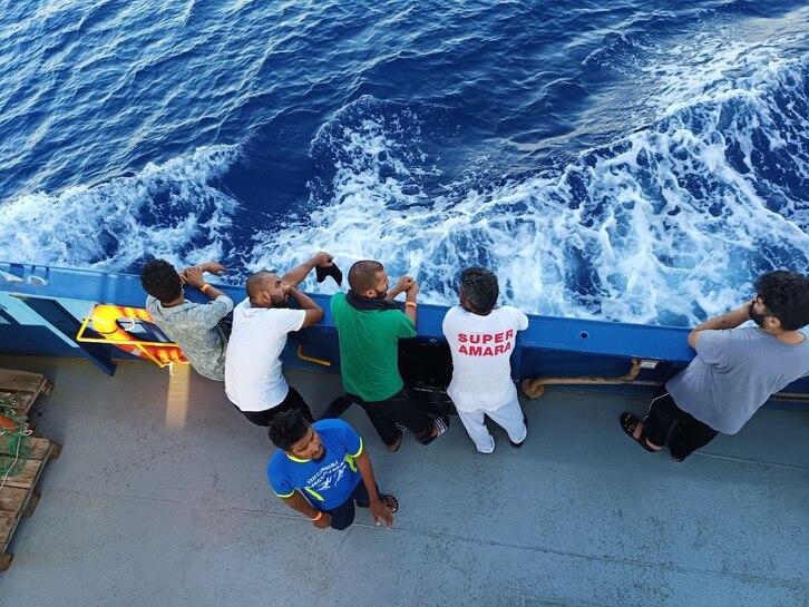 Refugiados rescatados durante la travesía del Aita Mari hasta Ravenna.