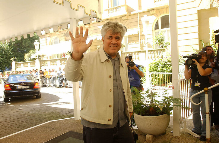 Pedro Almodovar zinema zuzendaria eta ekoizlea 2004. urtean Donostiara iristean.